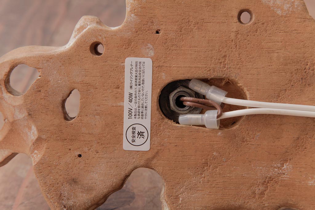 フランスアンティーク　木彫りの装飾が目を引くウォールブラケット(壁掛け照明)