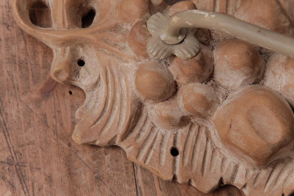 フランスアンティーク　木彫りの装飾が目を引くウォールブラケット(壁掛け照明)