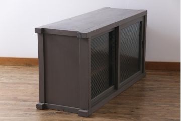 アンティーク家具　和製アンティーク　メンズライクにもおすすめな当店ペイントのローボード(リビングボード、収納棚)