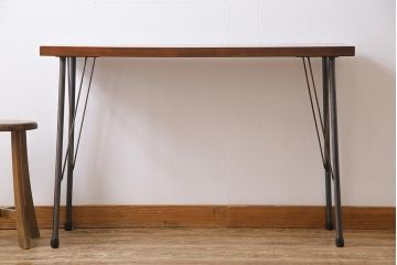 リメイク家具　古材一枚板　木目の流れが趣きのある鉄脚テーブル(サイドテーブル、コンソールテーブル)