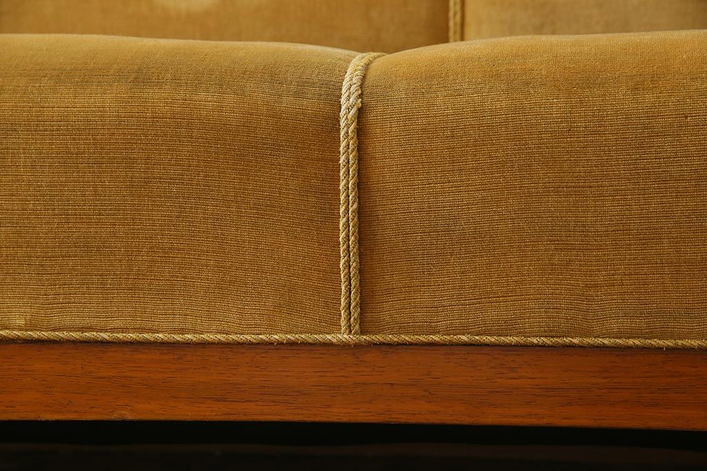 レトロ家具　北欧ビンテージ　デンマーク製　ローズウッド　レトロな雰囲気漂う品のある3人掛けソファ