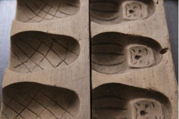 アンティーク雑貨　古民具　昭和初期(戦前)　達磨(だるま)　味のある木製の菓子型2点セット