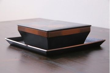 アンティーク雑貨　和製アンティーク　大正昭和初期　螺鈿入り　盆付き木製角菓子器(漆器、手箱)