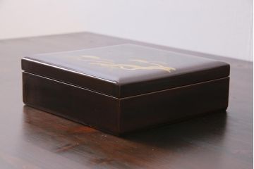 アンティーク雑貨　昭和初期(戦前)　鶴と松の図　シックな和の味わいが楽しめる木製菓子器(漆器、手箱)