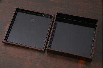 アンティーク雑貨　昭和初期(戦前)　鶴と松の図　シックな和の味わいが楽しめる木製菓子器(漆器、手箱)