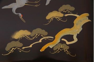 アンティーク雑貨　昭和初期(戦前)　鶴と松の図　シックな和の味わいが楽しめる木製菓子器(漆器、手箱)