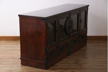 中古美品　岩谷堂箪笥　牡丹の意匠金具が目を引く和モダンのサイドボード(定価約57万円)