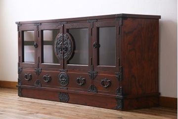 中古美品　岩谷堂箪笥　牡丹の意匠金具が目を引く和モダンのサイドボード(定価約57万円)