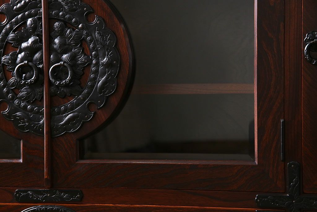 中古美品　岩谷堂箪笥　牡丹の意匠金具が目を引く和モダンのサイドボード(定価約57万円)