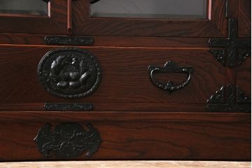 中古美品　岩谷堂箪笥　牡丹の意匠金具が目を引く和モダンのサイドボード(定価約57万円)