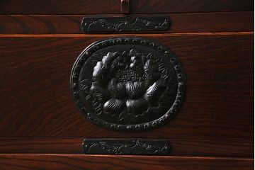 中古美品　岩谷堂箪笥　牡丹の意匠金具が目を引く和モダンのサイドボード(定価約57万円)