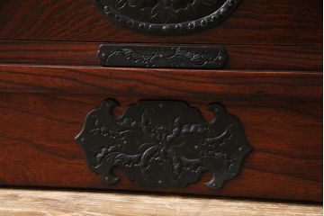 中古美品　岩谷堂箪笥　牡丹の意匠金具が目を引く和モダンのサイドボード(定価約57万円)