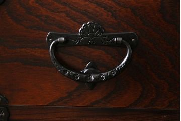 中古美品　岩谷堂箪笥　牡丹の意匠金具が目を引く和モダンのサイドボード(定価約57万円)