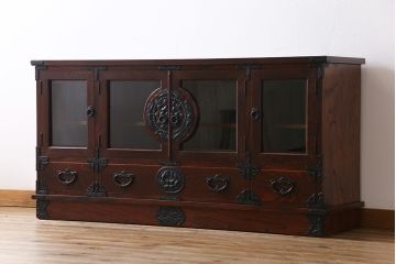 中古美品　岩谷堂箪笥　牡丹の意匠金具が目を引く和モダンのサイドボード(定価約57万円)