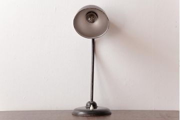 ヴィンテージ家具　使い込まれた傷が味わい深いビンテージスタンドライト(卓上照明、デスクスタンド)