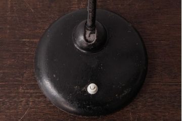 ヴィンテージ家具　使い込まれた傷が味わい深いビンテージスタンドライト(卓上照明、デスクスタンド)