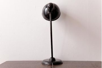 ヴィンテージ家具　使い込まれた傷が味わい深いビンテージスタンドライト(卓上照明、デスクスタンド)