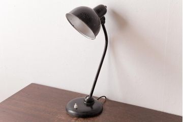 ヴィンテージ家具　使い込まれた傷が味わい深いビンテージスタンドライト(卓上照明、デスクスタンド)