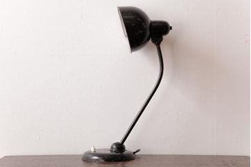 ヴィンテージ家具　使い込まれた傷が味わい深いビンテージスタンドライト(卓上照明、デスクスタンド)