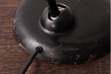 ヴィンテージ家具　使い込まれた傷が味わい深いビンテージスタンドライト(卓上照明、デスクスタンド)