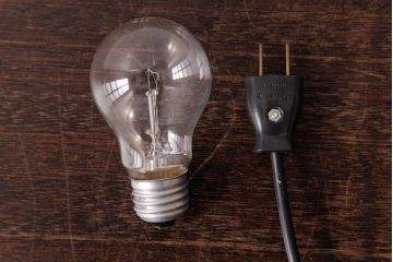 ヴィンテージ家具　使い込まれた傷が味わい深いビンテージスタンドライト(卓上照明、デスクスタンド)