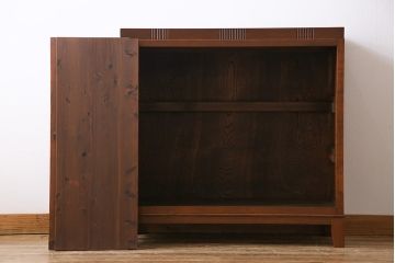 レトロ家具　昭和レトロ　当店リメイク　縦ラインがアクセントの温もり溢れる脚付きオープンラック(飾り棚)