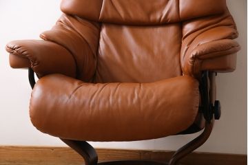 中古　EKORNES(エコーネス)　本革　オットマン付き　ストレスレス レノ クラシック(M)(アームチェア、リクライニングチェア、椅子)(定価約37万9千円)