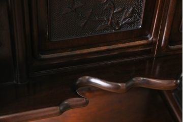 ビンテージ　民芸家具　上品さと存在感を放つ唐木材の飾り棚(茶棚、収納棚、戸棚)