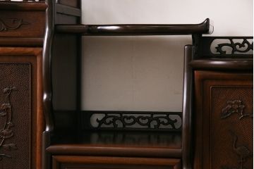 ビンテージ　民芸家具　上品さと存在感を放つ唐木材の飾り棚(茶棚、収納棚、戸棚)
