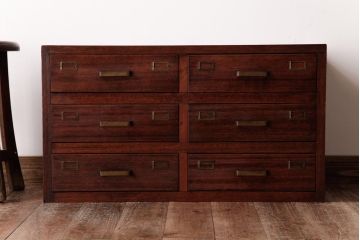 レトロ家具　昭和中期　レトロ　赤みを帯びた木肌が味わい深い引き出し(チェスト、小物収納)