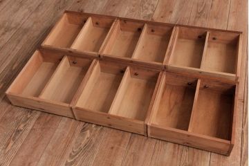 レトロ家具　昭和中期　レトロ　赤みを帯びた木肌が味わい深い引き出し(チェスト、小物収納)