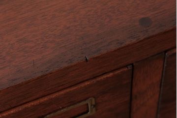 レトロ家具　昭和中期　レトロ　赤みを帯びた木肌が味わい深い引き出し(チェスト、小物収納)