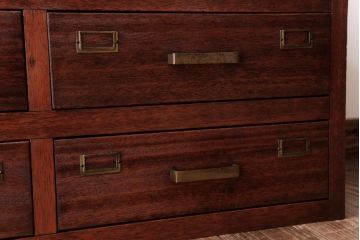 レトロ家具　昭和中期　レトロ　赤みを帯びた木肌が味わい深い引き出し(チェスト、小物収納)