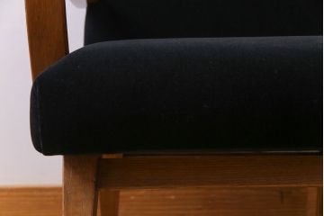 レトロ家具　昭和レトロ　ナラ材　黒い座面が格好いい一人掛けソファ(アームチェア)