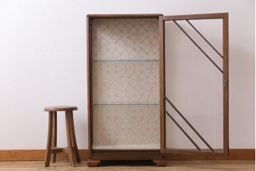 アンティーク家具　イギリスアンティーク　ウォールナット　シンプルなデザインと上品な佇まいが魅力のガラスケース(飾り棚、ショーケース)