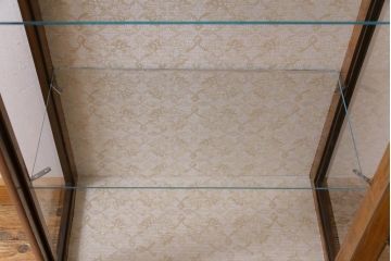 アンティーク家具　イギリスアンティーク　ウォールナット　シンプルなデザインと上品な佇まいが魅力のガラスケース(飾り棚、ショーケース)