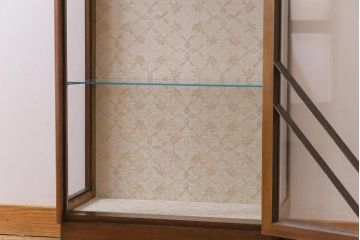 アンティーク家具　イギリスアンティーク　ウォールナット　シンプルなデザインと上品な佇まいが魅力のガラスケース(飾り棚、ショーケース)