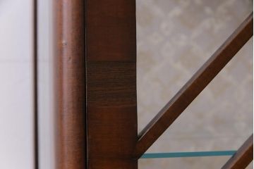 アンティーク家具　イギリスアンティーク　ウォールナット　シンプルなデザインと上品な佇まいが魅力のガラスケース(飾り棚、ショーケース)