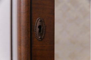 アンティーク家具　イギリスアンティーク　ウォールナット　シンプルなデザインと上品な佇まいが魅力のガラスケース(飾り棚、ショーケース)