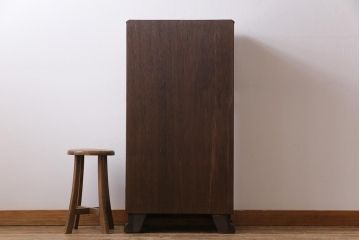 アンティーク家具　イギリスアンティーク　ウォールナット　シンプルなデザインと上品な佇まいが魅力のガラスケース(飾り棚、ショーケース)