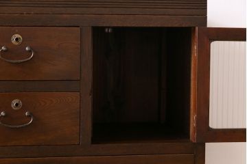 レトロ家具　昭和レトロ　モールガラスの戸棚付き　取っ手のデザインが上品なチェスト(衣装箪笥)