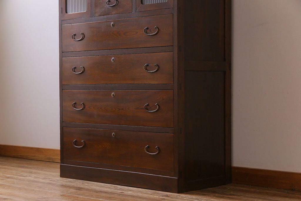 レトロ家具　昭和レトロ　モールガラスの戸棚付き　取っ手のデザインが上品なチェスト(衣装箪笥)