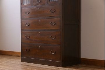 レトロ家具　昭和レトロ　モールガラスの戸棚付き　取っ手のデザインが上品なチェスト(衣装箪笥)