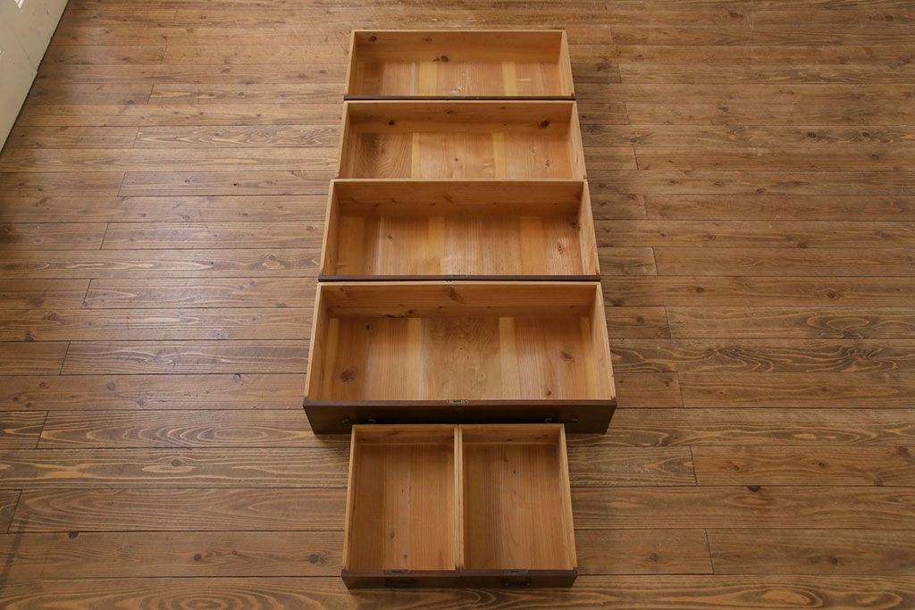 レトロ家具　昭和レトロ　モールガラスの戸棚付き　取っ手のデザインが上品なチェスト(衣装箪笥)