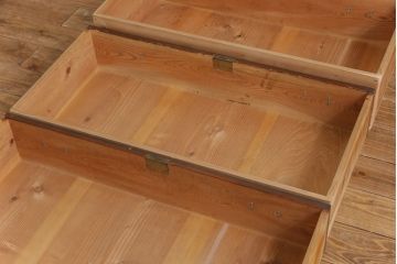 レトロ家具　昭和レトロ　モールガラスの戸棚付き　取っ手のデザインが上品なチェスト(衣装箪笥)