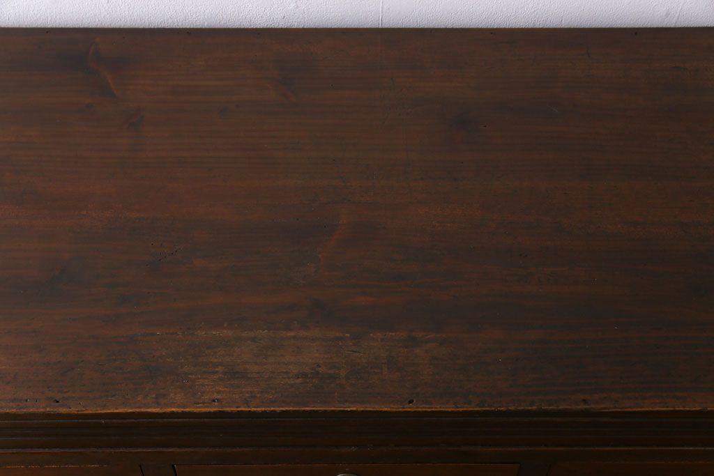 レトロ家具　昭和レトロ　モールガラスの戸棚付き　取っ手のデザインが上品なチェスト(衣装箪笥)