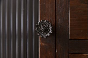 レトロ家具　昭和レトロ　モールガラスの戸棚付き　取っ手のデザインが上品なチェスト(衣装箪笥)