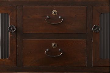 レトロ家具　昭和レトロ　モールガラスの戸棚付き　取っ手のデザインが上品なチェスト(衣装箪笥)