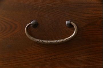 レトロ家具　昭和レトロ　モールガラスの戸棚付き　取っ手のデザインが上品なチェスト(衣装箪笥)