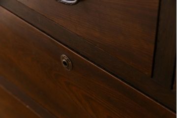 レトロ家具　昭和レトロ　モールガラスの戸棚付き　取っ手のデザインが上品なチェスト(衣装箪笥)